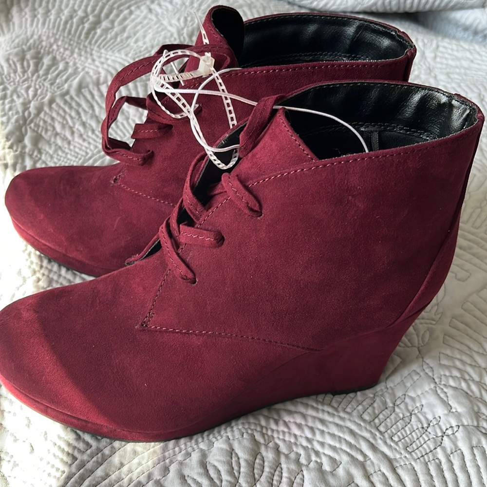 Burgundy🆕 Please see the picture for more details thank you
